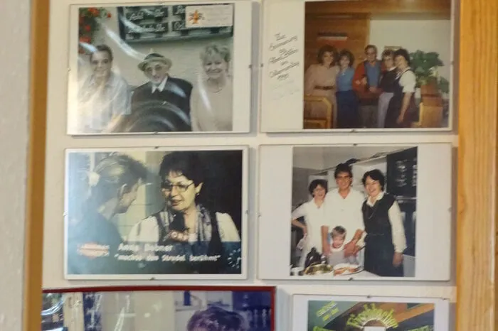 Erinnerungen an Promis im Haus: von links oben nach unten, Kurt Waldheim auf Wahlkampftur, die Michetschlägers mit Kräuterpfarrer Weidinger, Anna Dobner und, darunter, Brigitte Michetschläger bei "Willkommen Österreich". Rechts oben nach unten: Anna Dobner bei Robert Lembke, Alfred Böhm beim Strudlwirt, darunter zwei Bilder der Familie in den Grazer Filialen der Strudlstube.