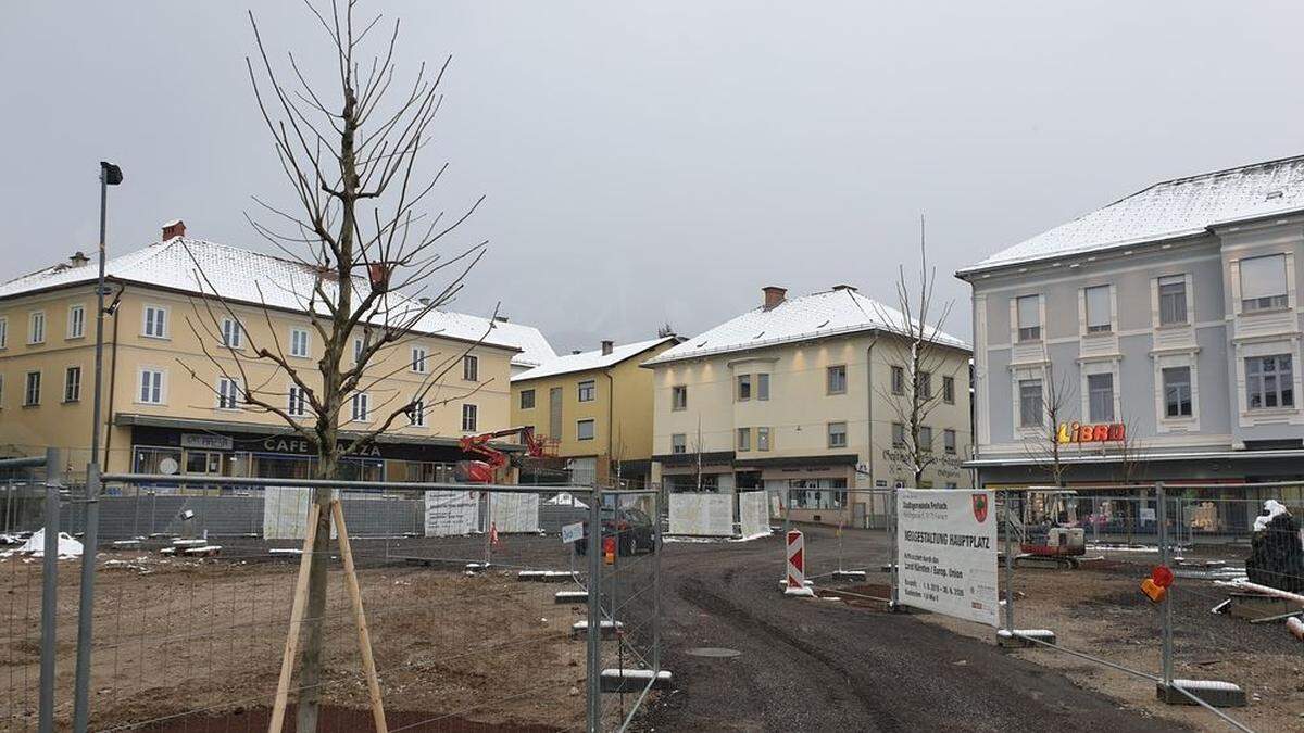 Auf dem Hauptplatz in Ferlach wurden 25 neue Bäume gepflanzt