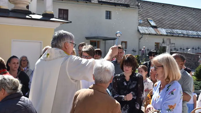 Stadtpfarrer Bruder Wolfgang nahm die Segnung vor.