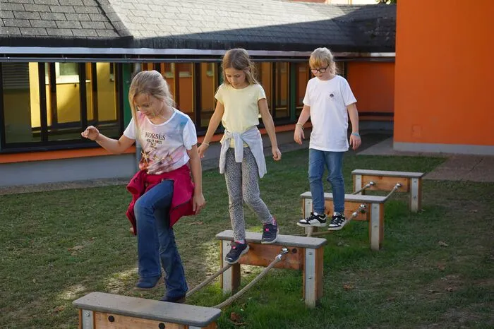 Freude hatten die Kindergemeinderätinnen und -räte über die neuen Spielstationen, die seit dem Sommer im Bereich der Mittelschule aufgestellt sind.