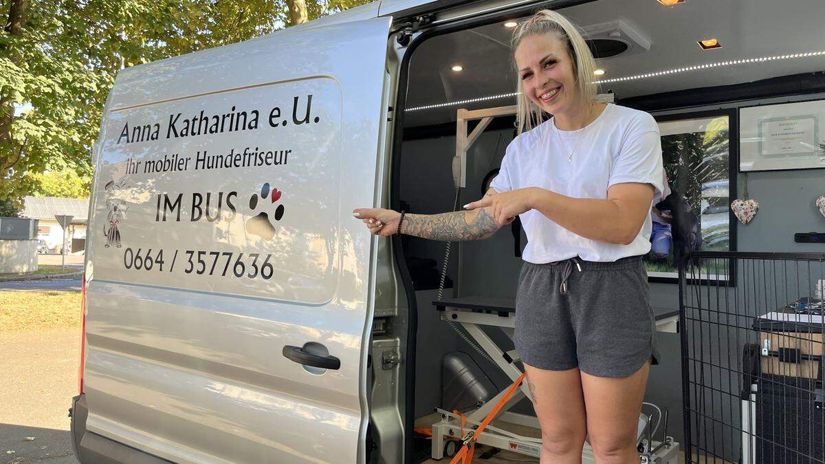 Anna Katharina Neubauer stolz mit ihrem Hundesalon auf vier Rädern