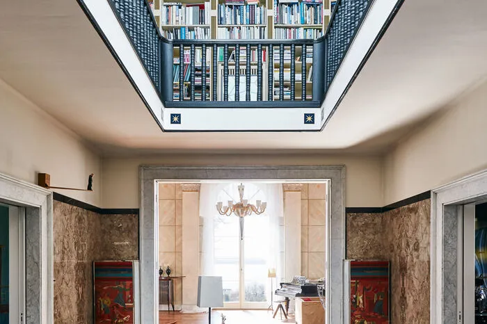 Die Villa verfügt über eine Gesamtwohnfläche von 443 Quadratmetern, welche sich über zwei Stockwerke sowie ein Souterrain verteilt. Um das Atrium, dem gestalterischen Zentrum des Hauses, mit darüberliegender Galerie verteilen sich drei Wohnräume. 