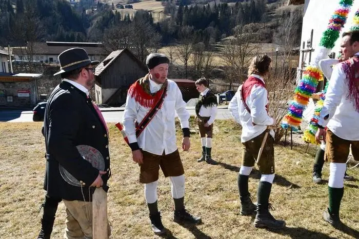 Angeführt wurde der Zug vom Wegauskehrer, gefolgt von Glock- und Schellfaschingen sowie der Eiervettel.