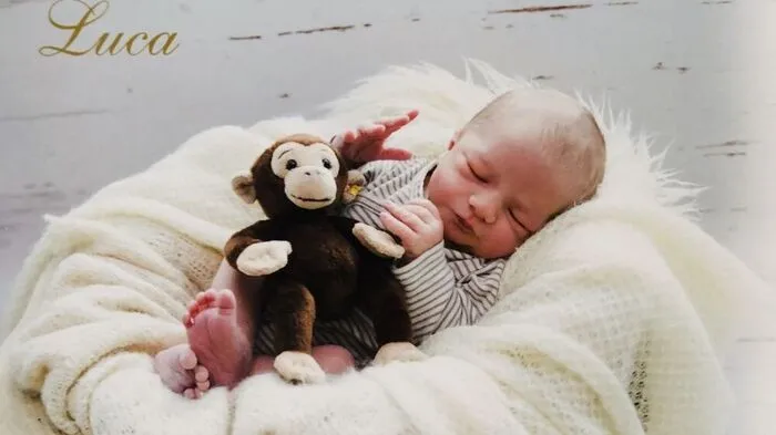 Windelwechseln, Fläschchengeben und lange Spaziergänge stehen zurzeit auf dem Tagesplan von Sabrina und Michael Marktl. Die beiden sind am 28. Februar Eltern eines kleinen Buben geworden. Ihr Sohn, der auf den Namen Luca hört, erblickte an diesem Tag um 12.57 Uhr im Krankenhaus der Barmherzigen Brüder in St. Veit an der Glan das Licht der Welt. Kurz nach der Geburt zeigte die Waage ein Gewicht von 3230 Gramm und das Maßband eine Größe von 51 Zentimetern an. Aufwachsen und seine ersten Schritte machen wird Luca in der Gemeinde Kappel am Krappfeld.