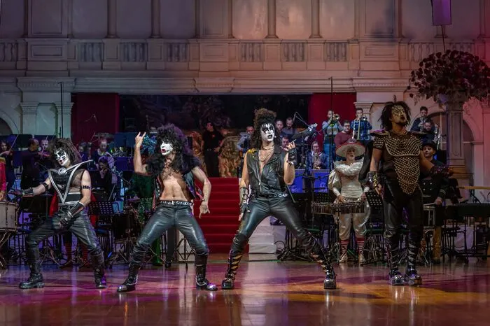 .. gefolgt von den Ensemblemitgliedern Albert Memeti, Dariusz Perczak, Ivan Ore(s)(c)anin und Wilfried Zelinka in Kiss-Montur.