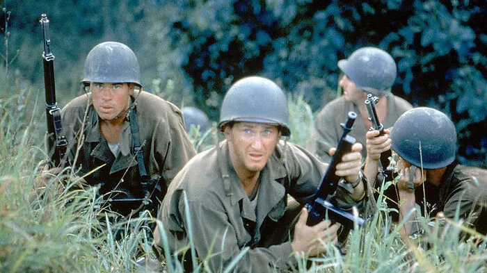 Sergeant Welsh (Sean Penn, Mitte) versucht, mit seinen Männern eine von den Japanern besetzte Hügelkette einzunehmen