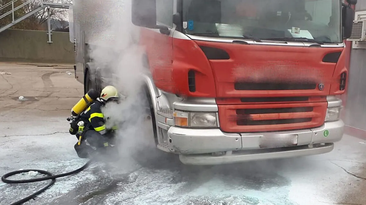 Feuerwehr kühlte den Reifen unter Einsatz von schwerem Atemschutz mit Wasser