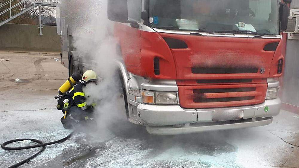 Feuerwehr kühlte den Reifen unter Einsatz von schwerem Atemschutz mit Wasser