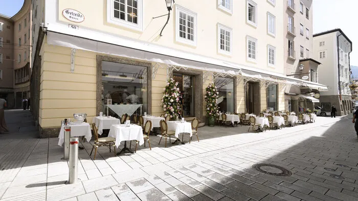 An bester Adresse, mitten in der Salzburger Getreidegasse, wurde nun nach Wien die zweite Filiale von Meissl&amp;Schadn eröffnet ...
