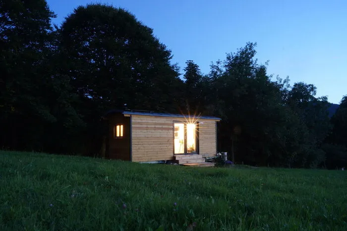 Für Wärme sorgt ein Holzofen an kühlen Tagen, im Sommer wird vor allem der Erdkühlschrank genutzt, um Lebensmittel einzukühlen. Für Wärme sorgt ein Holzofen an kühlen Tagen, im Sommer wird vor allem der Erdkühlschrank genutzt, um Lebensmittel einzukühlen.