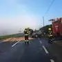 Zwei Unfallfahrzeuge stehen am Straßenrand der L 637. Feuerwehrleute der Feuerwehr Gleinstätten befinden sich im Vordergrund | Bei der Kollision wurde eine Lenkerin verletzt 
