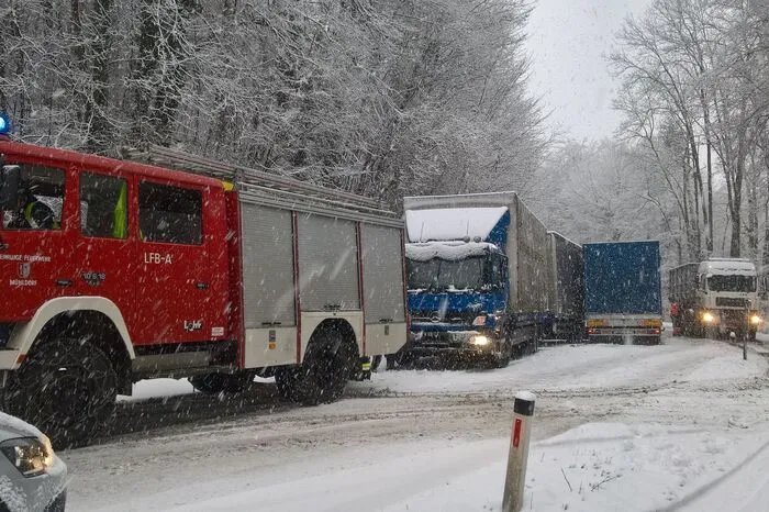 Am Taxberg musste die Feuerwehr Mühldorf vier Lkw wegziehen und machte auch eine Pkw wieder flott
