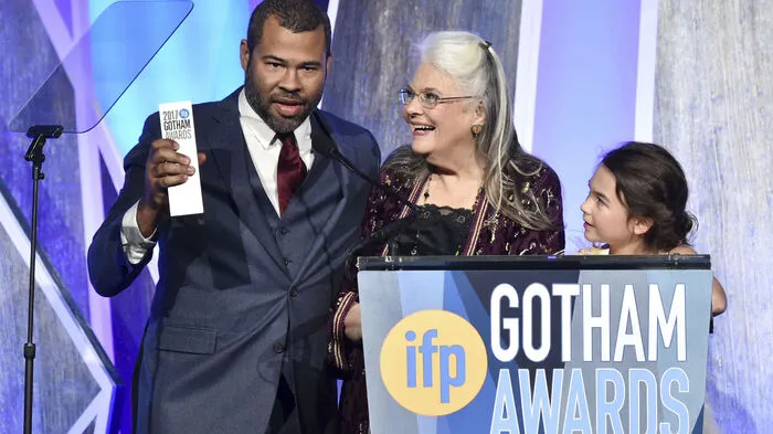 Der Grusel-Thriller "Get Out" ist bei der Verleihung der Gotham Awards mit drei Preisen ausgezeichnet worden. Die Horrorkomödie des Komikers, Autors und Regisseurs Jordan Peele bekam die Preise für Regie, Drehbuch und als Publikumsfavorit.
