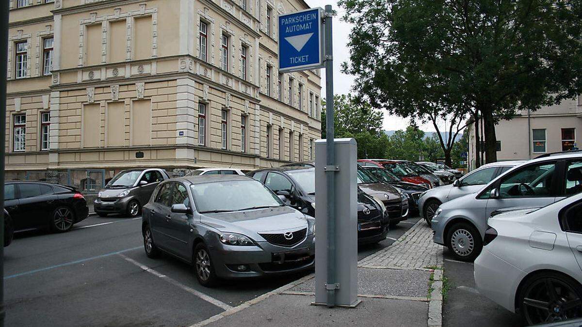 In der Villacher Freihausgasse wird derzeit mittels Kamera verfolgt, welcher Parkplatz frei ist und welcher nicht