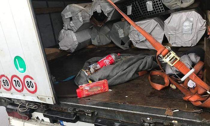 Die Ladung, tonnenschwere Metallteile, war laut Polizei nur unzureichend gesichert und die Bordwand des Aufliegers stark nach außen gedrückt. 