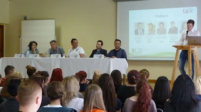 Am Podium (v.l.) Martina Thomüller, Wolfgang Raback, Rene Dretnik,  Christian Marx, Mustafa Durmus und Moderator Philipp Nöhrer 