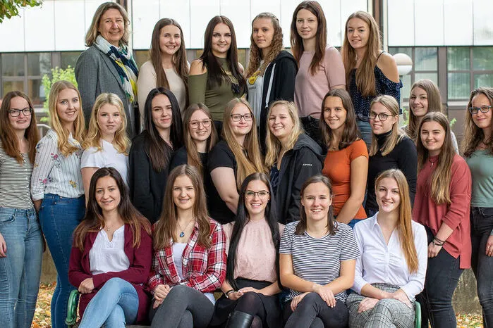 Die Maturierenden der 5a der HLW Weiz mit ihrer Klassenvorständin Astrid Schüber:Katrin Adelmann, Vanessa Baumann, Katharina Bleimuth, Julia Bella Ertl, Gerrit Julia Fehringer, Susanne Filzmoser, Raphaela Anna Fuchs, Viktoria Goldgruber, Julia Grabner, Teresa Gruber, Regina Heil, Johanna Hofer, Laura Hohenwarter, Verena Mauerhofer, Manuel Neureiter, Katrin Nuster, Sarah Theres Ostermann, Julia Petra Stockner, Laura Stoppacher, Melanie Supper, Viktoria Katharina Wagner.