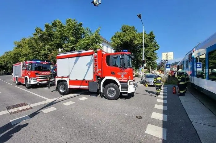 Der Pkw-Lenker wurde dabei unbestimmten Grades verletzt. Er wurde ins LKH Weiz eingeliefert.