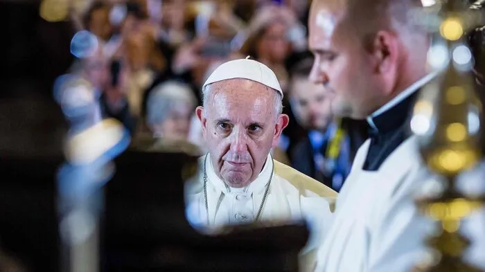 Zum Auftakt seines Besuches beim Weltjugendtag im polnischen Krakau forderte Papst Franziskus die national-konservative Regierung des EU-Landes zur Aufnahme von Flüchtlingen auf.