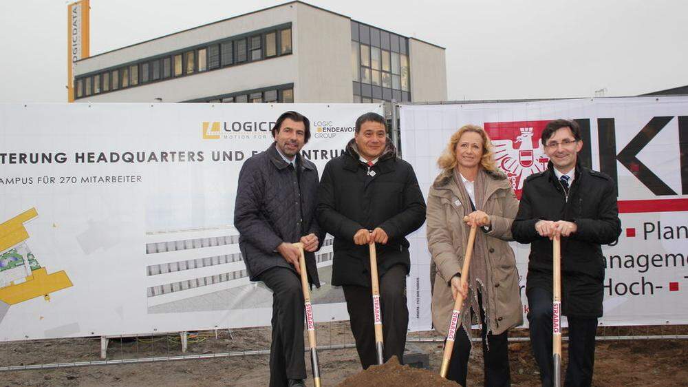 Bürgermeister Josef Wallner, die Miteigentümer Roland und Judith Koo mit Firmengründer Walter Koch (von links)