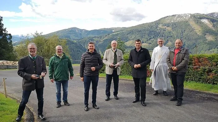 Die neue Atzenberg-Straße wurde eröffnet: Hans Ramsbacher, Oliver Dienesch, Daniel Fellner, Franz Eder, Martin Gruber, Adolf Wirnsberger und Alfred Winkler