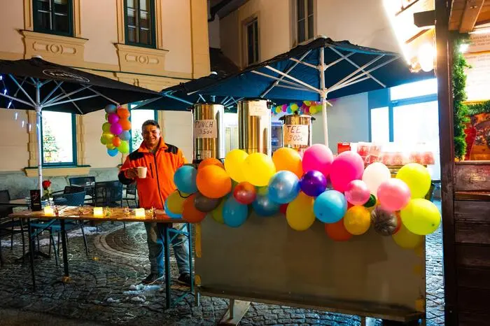 Mit der Eröffnung des Weihnachtsmarktes wurde auf dem Hauptplatz auch der Eislaufplatz wieder eröffnet