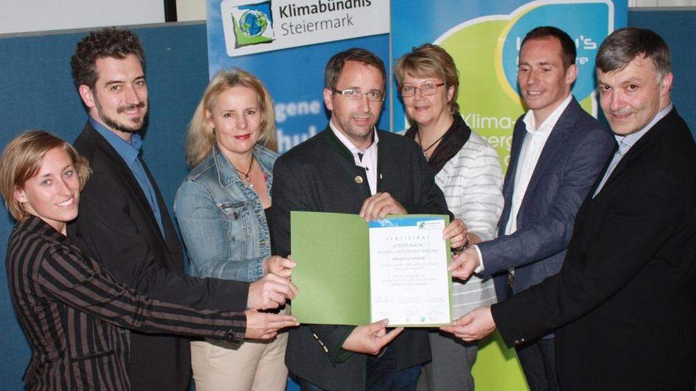 Bei der Urkundenverleihung: Johannes Schmid ist Klimaschutzbeauftragter
