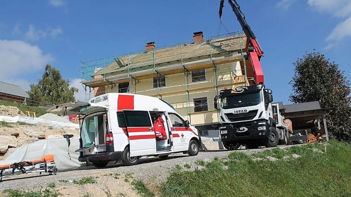 Die Feuerwehr barg den Verletzten mit einer Korbtrage