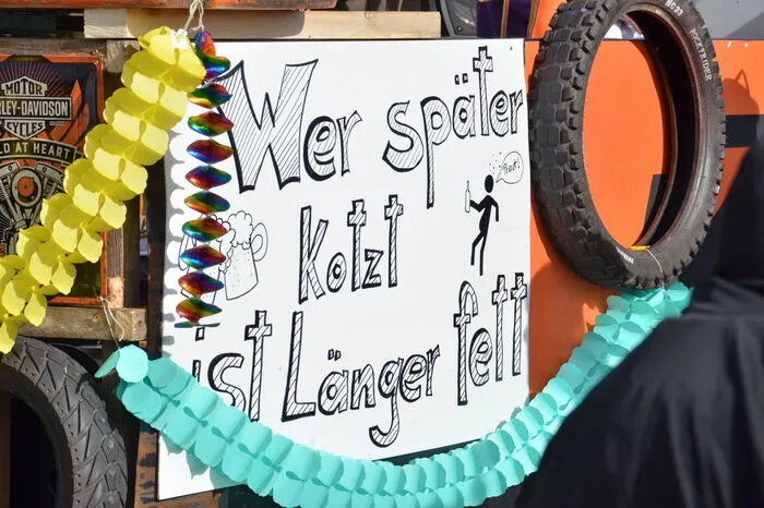 Spotted: Die Fachingsnarren verbreiten auf ihren Wägen ganz eigene Weisheiten...
