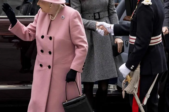 ... während Kate sich für ein graues Kleid von Catherine Walker und einen schwarzen Fascinator entschieden hatte.