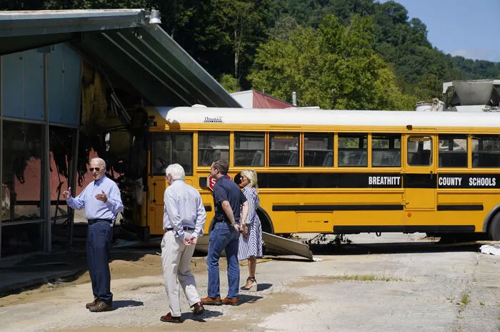Kentucky (USA): US-Präsident Joe Biden begutachtet die Schäden nach einer Flut. In Lost Creek wurde dieser Bus in das Gebäude gespült.