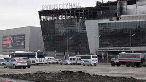 Viele Einsatzfahrzeuge parken vor der Crocus City Hall bei Moskau. | Der Terror in Russland hat Europa an die Gefahr von größeren, koordinierten Anschlägen erinnert. 