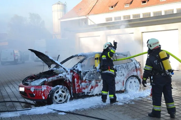 ... das Auto konnte noch ins Freie geschoben werden, wo es dann binnen kürzester Zeit in Vollbrand stand.