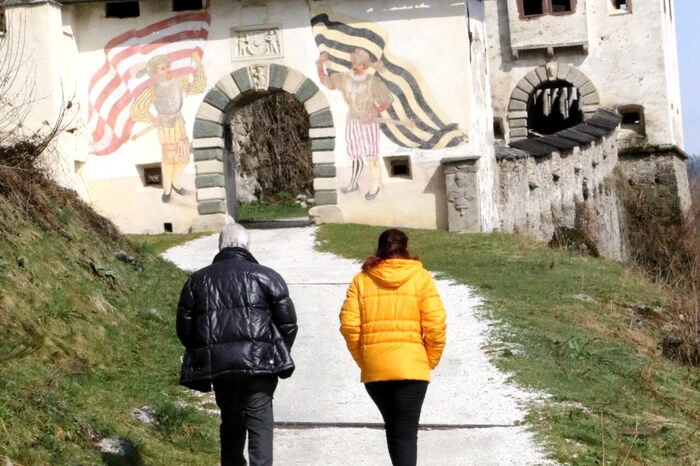 Neben der Möglichkeit des Aufstieges durch die historisch interessanten 14 Burgtore ... 