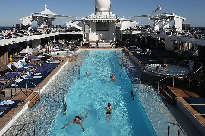 Bei diesem 25 Meter langen Pool lässt sich nicht nur "plantschen": Schwimmer kommen auf ihre Kosten