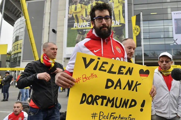 Viele Monaco Fans fanden Unterschlupf bei Dortmundern - BVB-Anhänger hatten den Gästen unter dem Hashtag #bedsforawayfans Unterschlupf angeboten.