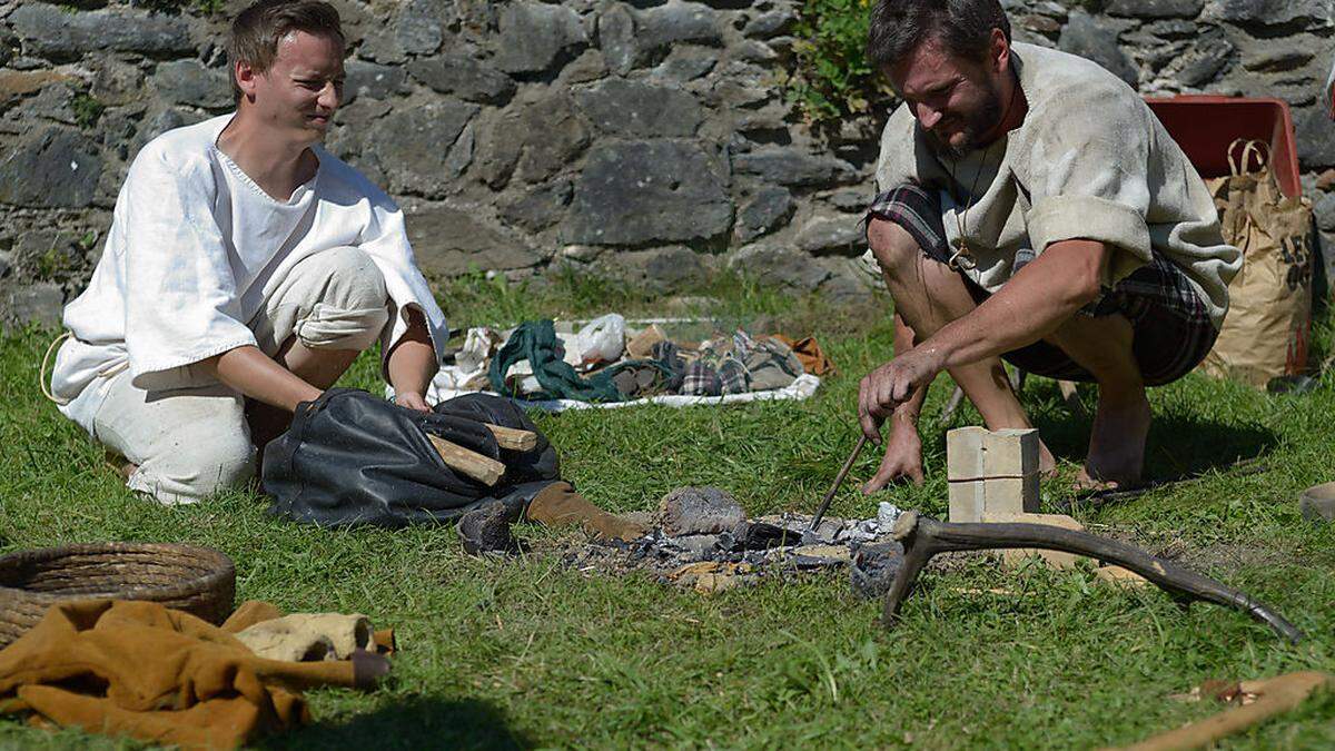 Experimentalarchäologen bei ihrer Tätigkeit