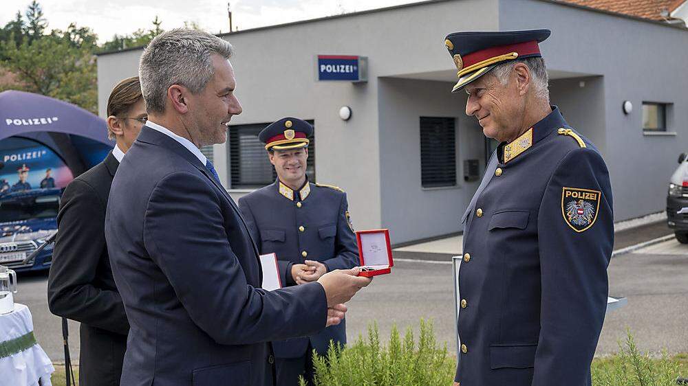 Generalmajor Peter Klöbl wurde von Innenminister Karl Nehammer mit dem Großen Ehrenzeichen für Verdienste um die Republik Österreich ausgezeichnet