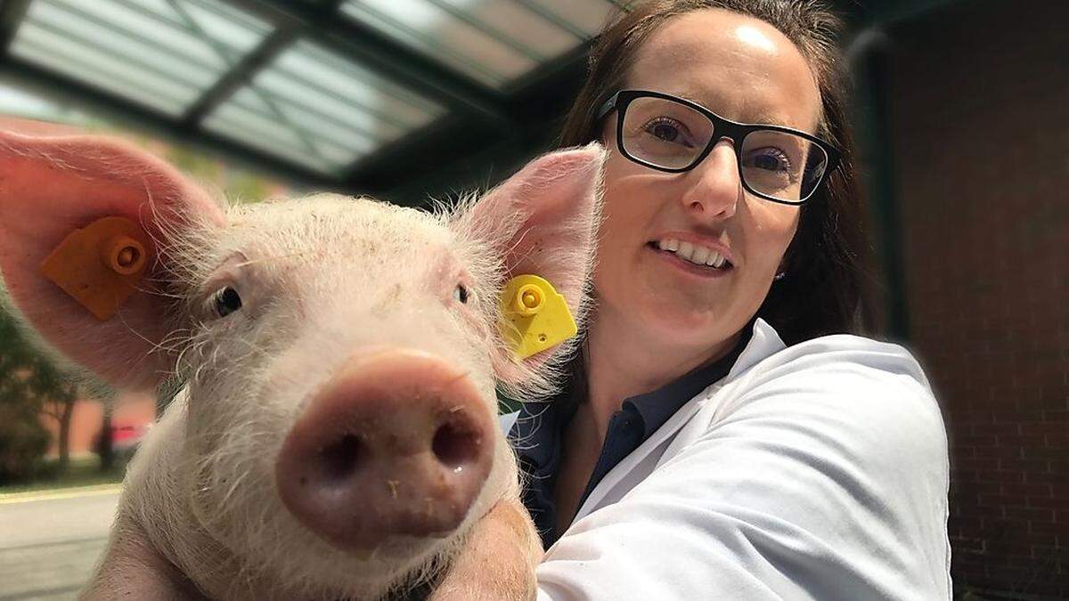 Andrea Ladinig mit einem ihrer rosa Patienten 