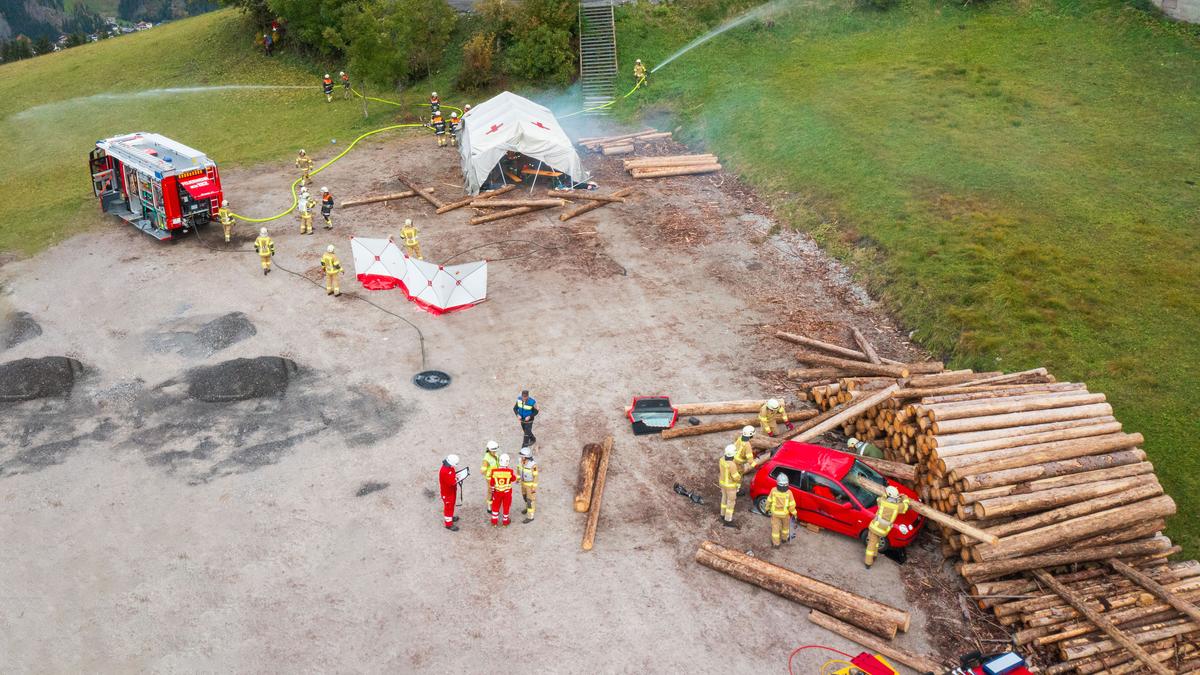 Rund 30 Sanitäter und weitere 63 Einsatzkräfte der Feuerwehren Kartitsch und Sillian, der Bergrettung Obertilliach, dem Weißen Kreuz sowie Notärzte probten den Ernstfall