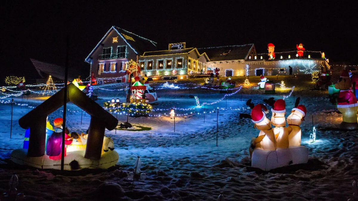 Das Weihnachtshaus von Manfred Gradwohl in der Gemeinde Ilztal ist von der Bundesstraße aus gut zu sehen
