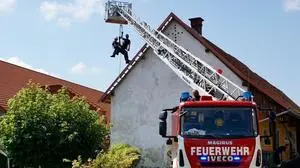 Mehr als 100 Einsatzkräfte aus den Bereichen Radkersburg, Feldbach und Leibnitz sind am Donnerstag in Bierbaum am Auersbach. Sie versuchen provisorisch, die Dächer wieder zuzudecken