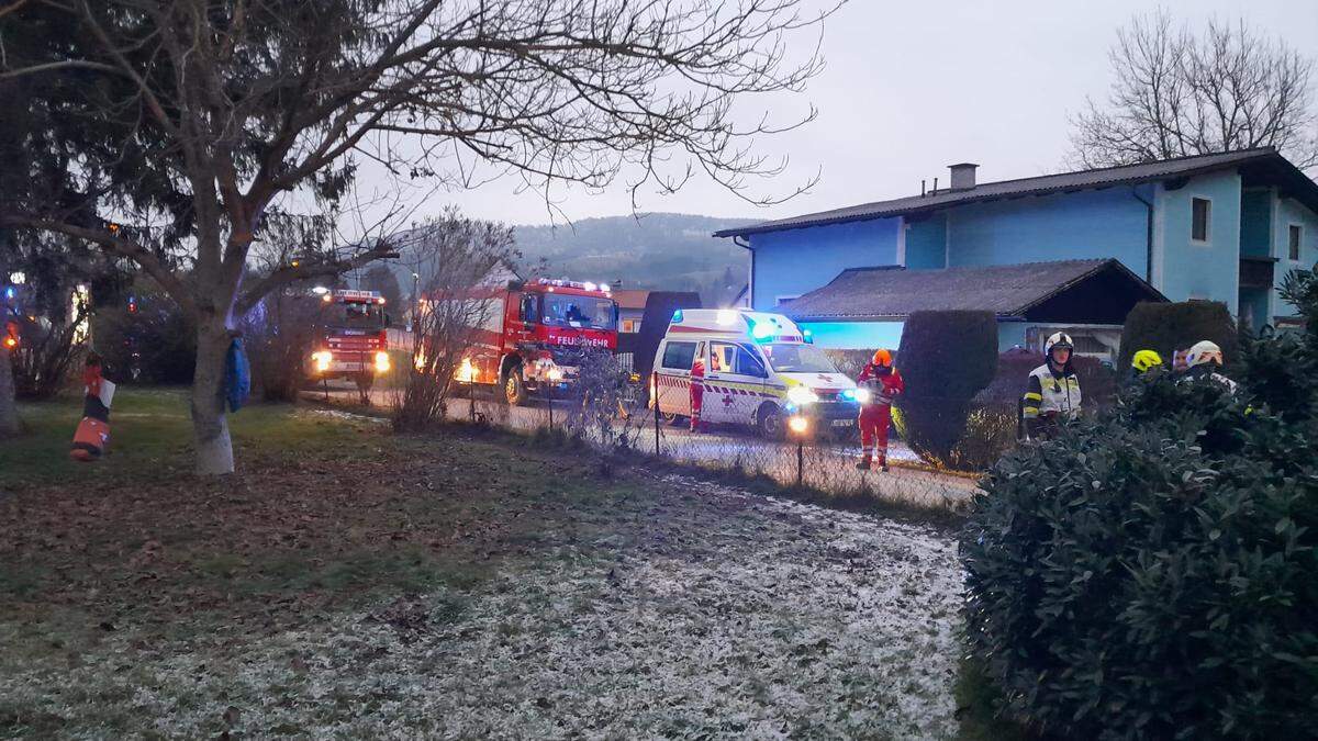 Montagmorgen rückten Feuerwehr, Polizei und Rettung zu einem Wohnhaus in Bärnbach aus