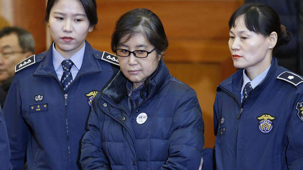 Die 61-jährige Choi Soon-sil ist die Schlüsselfigur in dem Skandal, der im März des vergangenen Jahres zur Amtsenthebung Parks als Staatschefin geführt hatte