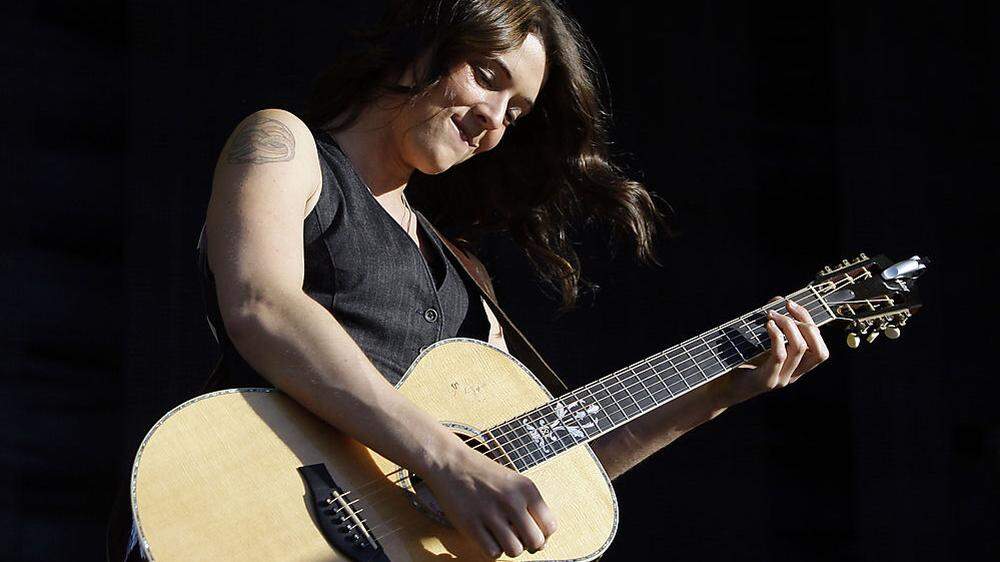 Brandi Carlile nimmt ihre Gitarre selbst in die Hand