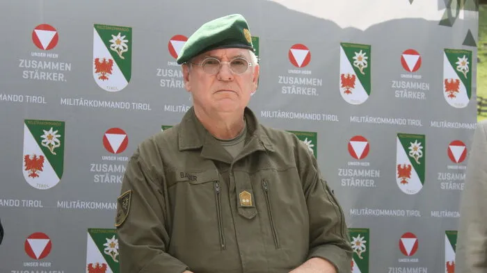 Tirols Militärkommandant Herbert Bauer führte in Gruben in die Übung ein