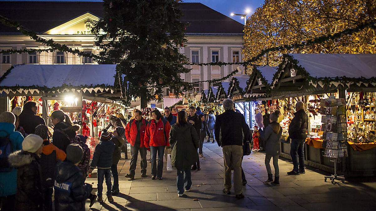 Heute undenkbar: Christkindlmarkt auf dem Neuen Platz ohne Christbaum