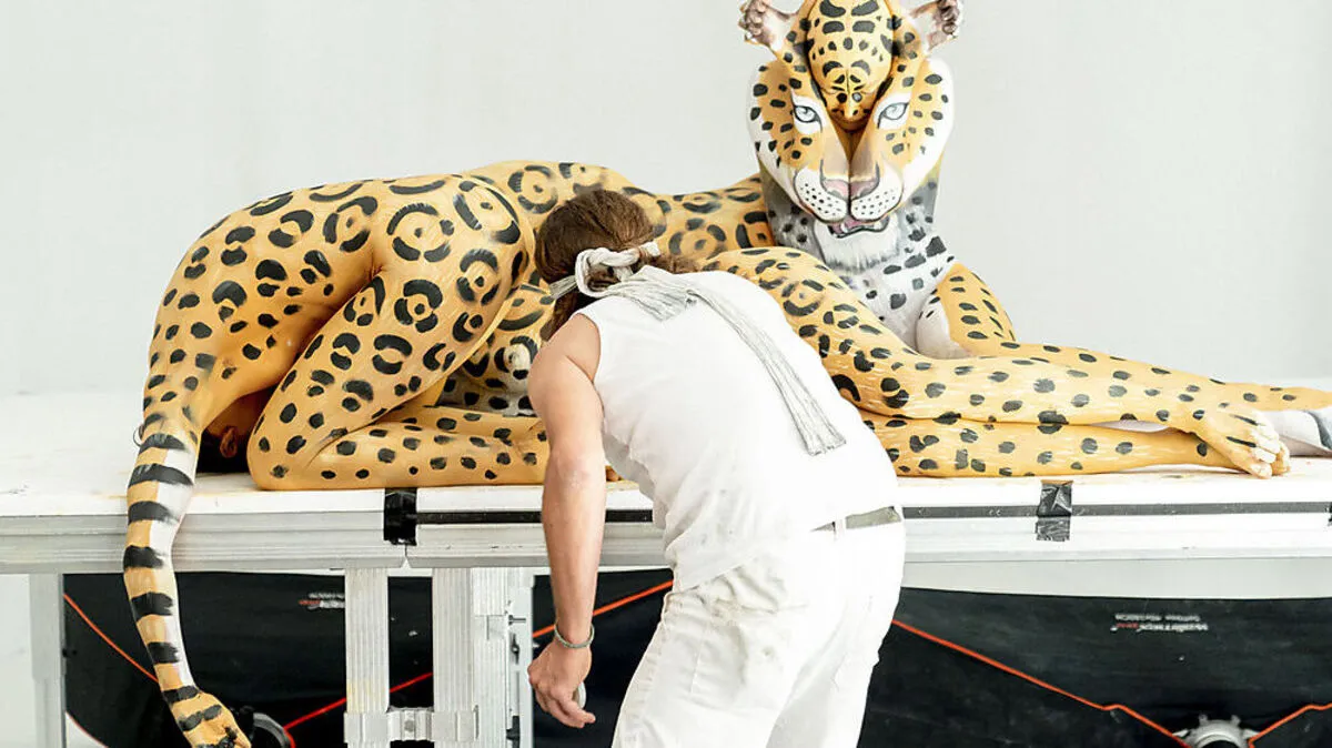 Johannes Stötter arbeitet 17 Sunden an den Tierbildern aus Menschenkörpern.