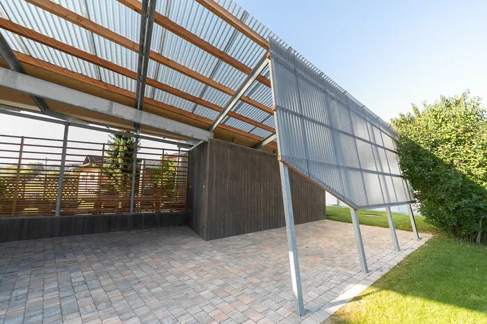 Zwischen dem Wohnhaus und der Sauna standen rund 117 m2 zur Verfügung. Gemeinsam mit der Familie plante der Architekt auf der Nordseite Carport und Garage ...