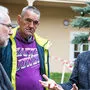 Präsident Landau (rechts) im Gespräch mit Herrn Leo und Kärntens Caritas-Chef Marketz im Eggerheim für Obdachlose  in Klagenfurt